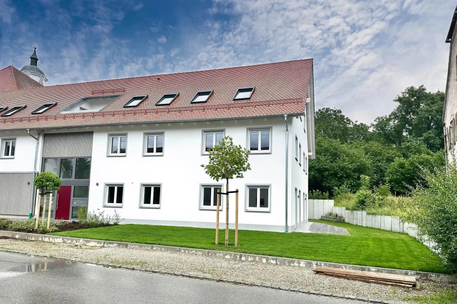 Hausansicht mit Eingang - Haus mieten in Egling - Doppelhaushälfte in Egling an der Paar Erstbezug