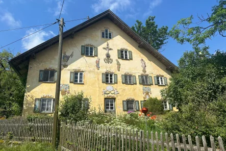 Titelbild - Haus kaufen in Vilgertshofen - Ehemaliges Bauernhaus in Issing