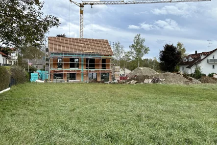 Ansicht Westseite und Garten - Haus kaufen in Schondorf - KfW Effizienzhaus 40 Plus