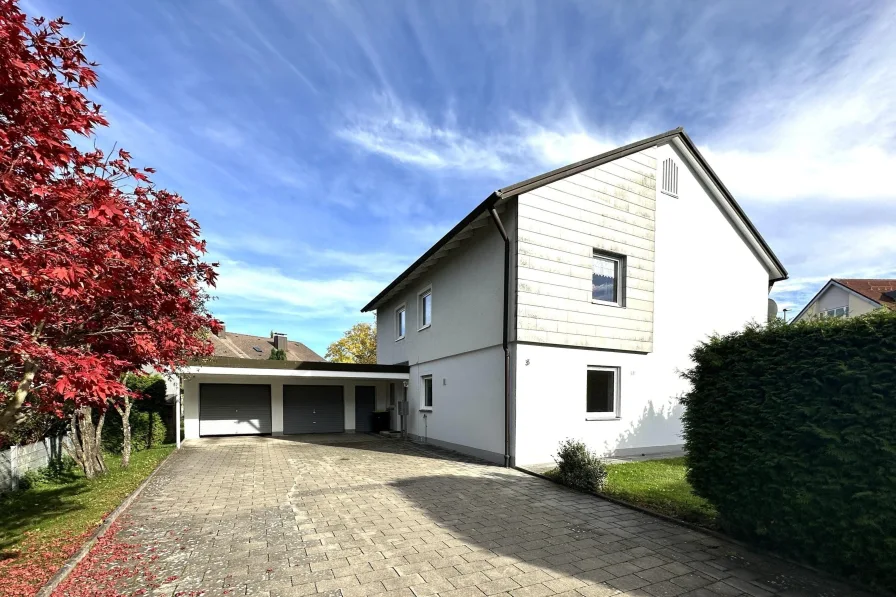 Eingang und Garage - Haus kaufen in Landsberg - Zweifamilienhaus in Landsberg Ost