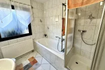 Bad mit Badewanne u. Dusche EG