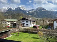 Blick vom Balkon auf Grundstück und Berge