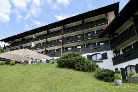 Viel Grün um die Hotelanlage - Wohnung kaufen in Berchtesgaden - Ferienwohnung einmal anders!