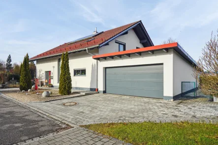  - Haus kaufen in Taufkirchen - Exklusives Einfamilienhaus mit Pool in ruhiger Ortsrandlage