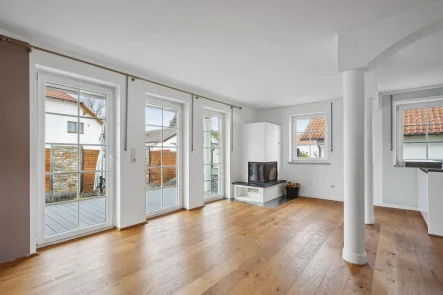 Wohnzimmer - Wohnung kaufen in Moosinning - Moderne Erdgeschosswohnung mit zwei weiteren Schlafzimmern im Souterrain