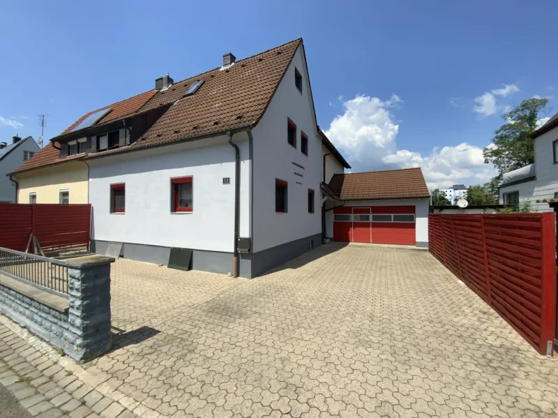 Großzügiges Ein- oder Zweifamilienhaus mit Doppelgarage in ruhiger Lage von Gunzenhausen! - Haus kaufen in Gunzenhausen - Doppelhaushälfte in ruhiger Lage von Gunzenhausen zu verkaufen!
