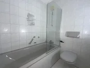 Badewanne mit Duschabtrennung