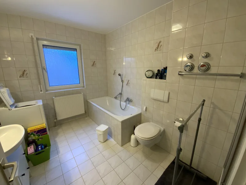 Tageslichtbad mit Badewanne, Dusche, WC, Waschbecken und WM-Anschluss