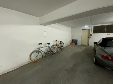 Perfekter Stellplatz, um Ihr Zweirad trocken zu halten - Schmaler Stellplatz in zentraler Lage - Garage/Stellplatz kaufen in Gunzenhausen - Die perfekte Parkmöglichkeit in einer Tiefgarage für Ihr Zweirad oder auch für Ihren Hänger!