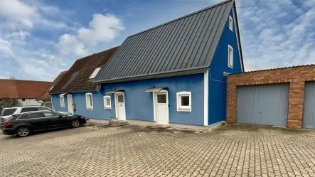 Blick auf das Wohnhaus mit Werkstatt und Doppelgarage - Haus kaufen in Pfofeld - Einfamilienhaus mit viel Potential und großem Grundstück in Pfofeld zu verkaufen.