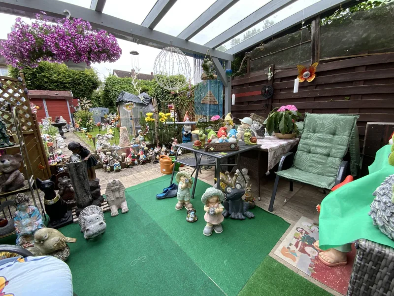 Überdachte Terrasse mit Blick in den Garten