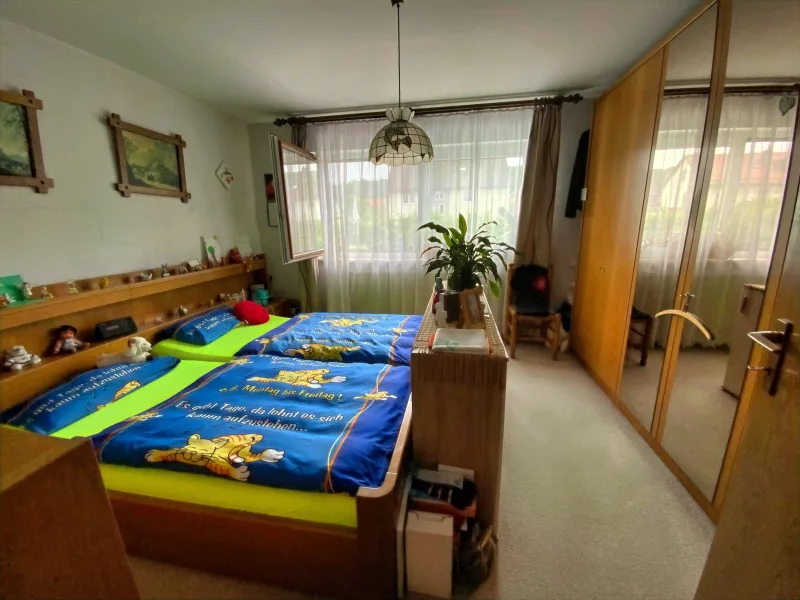 Großzügiges Schlafzimmer im Obergeschoss