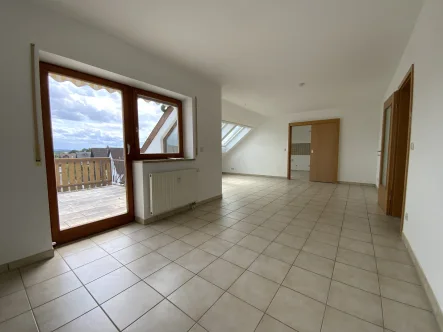 Das lichtdurchflutete Wohn-/ Esszimmer mit Zugang zum Balkon - Wohnung kaufen in Muhr - Attraktive Wohnung mit großem Balkon, Garage und Stellplatz zu verkaufen!