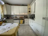 Blick in die Küche mit Platz für Kochen und Essen