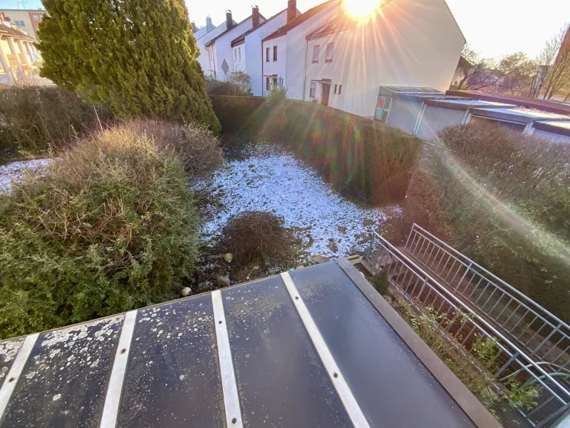 Blick vom Balkon in den Garten