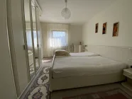 Schlafzimmer mit Zugang zum Balkon