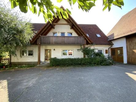 Blick auf das Wohnhaus, hofseitig - Haus kaufen in Meinheim - Ehemalige Hofstelle - ein Traum für alle, die Platz benötigen!