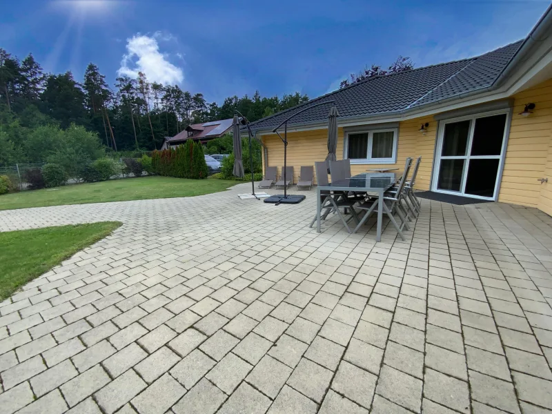 Große Terrasse mit Süd-Westaurichtung - Haus kaufen in Pleinfeld - Bungalow mit Blick in die Natur