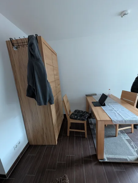 Platz für einen Schrank und einen großen Tisch