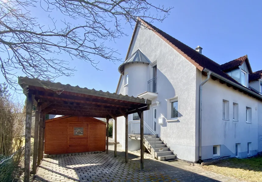 Carport und kleiner Geräteschuppen