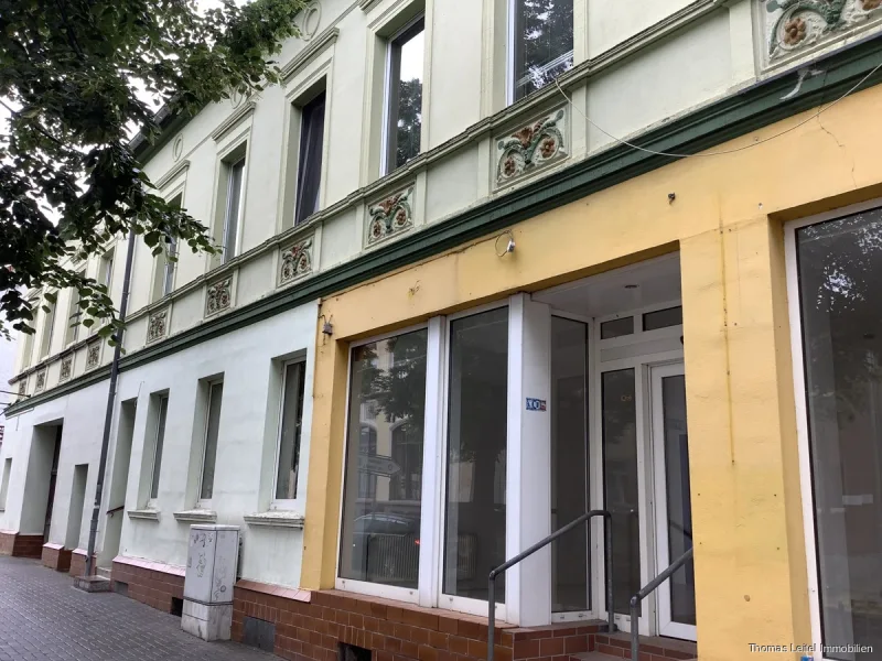 Straßenansicht - Zinshaus/Renditeobjekt kaufen in Oschersleben - Wohn- und Geschäftsimmobilie in Oschersleben