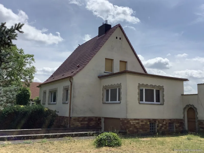 Ansicht mit Anbau - Haus kaufen in Tangerhütte - Solides Einfamilienhaus mit Entwicklungspotential