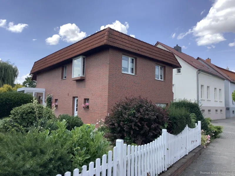 Straßenansicht - Haus kaufen in Sülzetal - Außergewöhnliches Immobilienensemble in ländlicher Umgebung