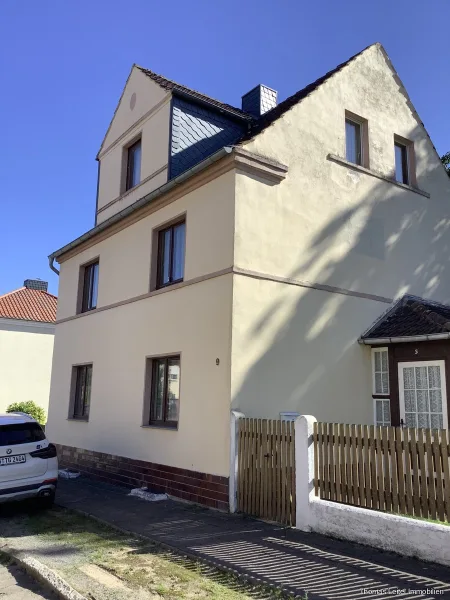 Straßenansicht - Haus kaufen in Oschersleben - Freistehendes, großzügiges Stadthaus mit Potential in ruhiger Lage