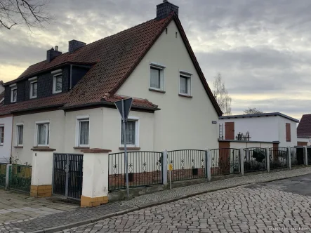 Straßenansicht - Haus kaufen in Seehausen - Grundsolide Doppelhaushälfte mit Stall und Garten