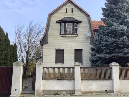 Straßenansicht - Haus kaufen in Wanzleben - Altes Haus mit solider Substandz und Potential