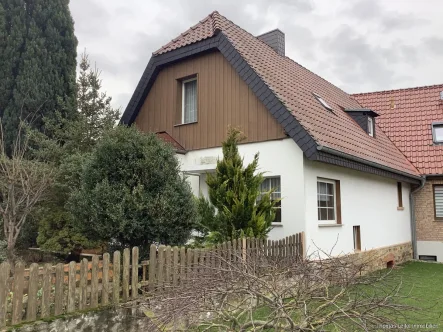 Straßenansicht mit Vorgarten - Haus kaufen in Klein Wanzleben - Sanierungsbedürftiges Reihenendhaus