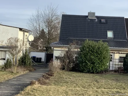 Straßenansicht - Haus kaufen in Wanzleben - Ländliche Doppelhaushälfte für die kleine Familie