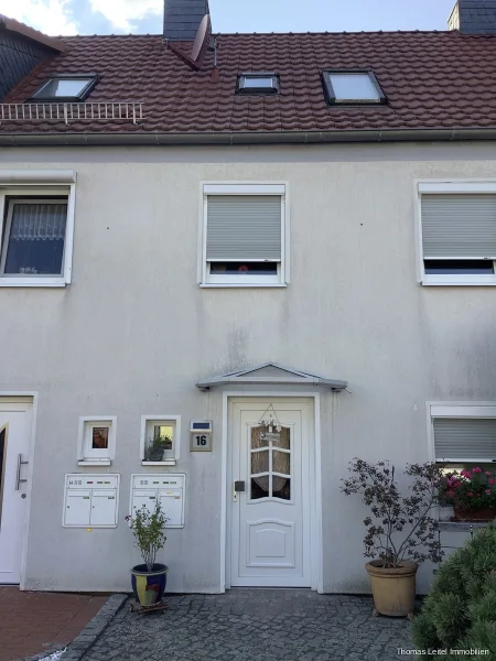 Straßenansicht - Haus kaufen in Oschersleben - Gemütliches Reihenmittelhaus in ruhiger Stadtlage