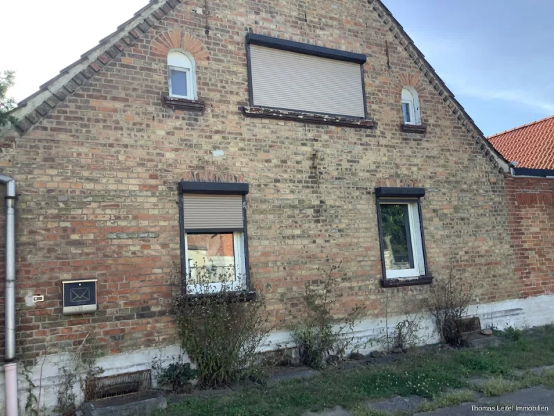 Giebelansicht Straßenseite - Haus kaufen in Hornhausen - Ländliches Domizil mit Sanierungsbedarf