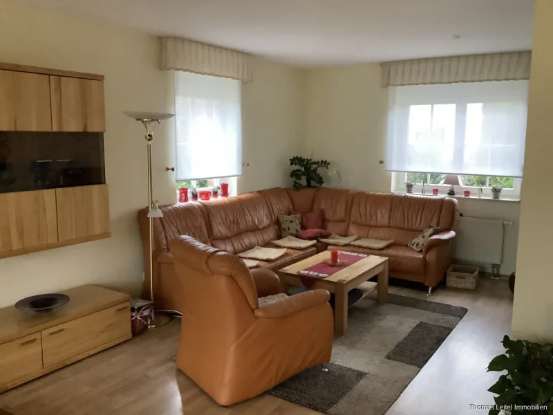 geräumiges Wohnzimmer