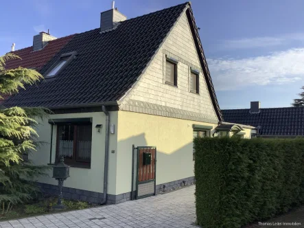 Straßenansicht mit Zufahrt - Haus kaufen in Oschersleben (Bode) - Oschersleben - DHH-Heimeliges Schmuckkästchen mit viel Grün