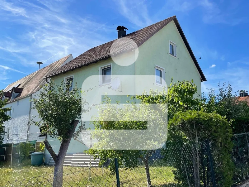 Titelbild - Haus kaufen in Lonnerstadt - Hier können Sie Ihre Kinder toben und spielen lassen...Solides 1-2-Familienhaus in Lonnerstadt