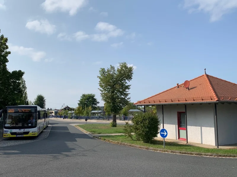 angrenzender Bahnhof/Busbahnhof