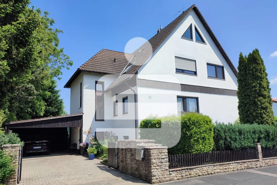 Titelbild - Haus kaufen in Herzogenaurach - Zweifamilienhaus in Niederndorf...Viel Platz zum Wohnen, verteilt auf neun Zimmer!