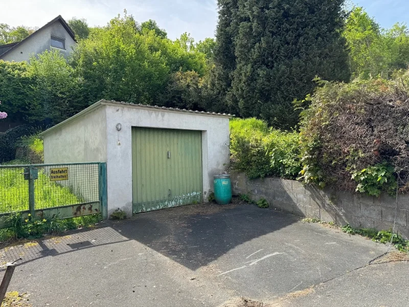 Garage mit Stellplatz