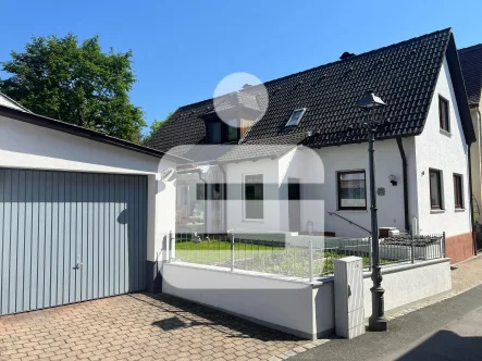 Titelbild - Haus kaufen in Herzogenaurach - Stadthaus mit Nebengebäude mitten in Herzogenaurach...Hier sind kurze Wege garantiert! 