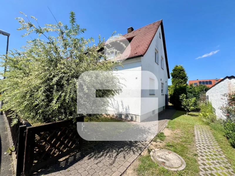 Ansicht - Haus kaufen in Erlangen - gediegene Wohnlage nahe dem Dechsendorfer Weiher...ZFH mit sonnigem Grundstück in Dechsendorf