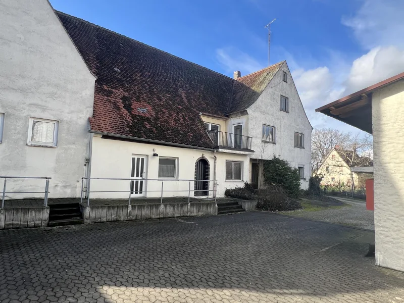 Blick auf die Halle, Büro und Wohnhaus