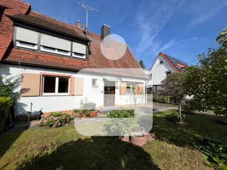 Blick auf das Haus - Haus kaufen in Erlangen - Doppelhaushälfte in Erlangen-Bruck