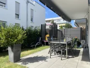 Großzügige Terrasse mit Markise