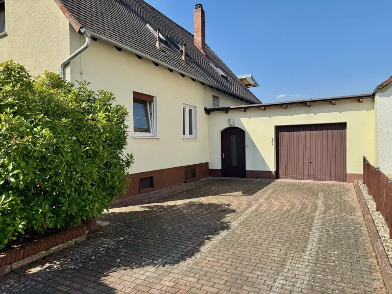 Hofraum mit Garage