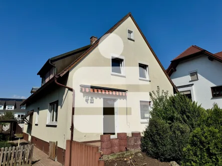 Titelbild - Haus kaufen in Adelsdorf - Dieses Haus braucht eine liebevolle Sanierung...Älteres ZFH mit Garage in Adelsdorf