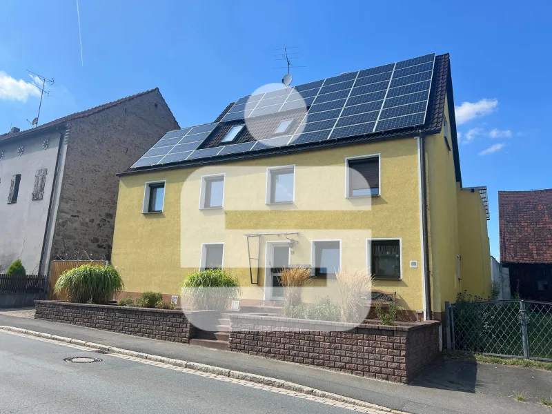 Titelbild - Haus kaufen in Herzogenaurach - Zweifamilienhaus in Herzogenaurach-Niederndorf