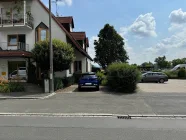 zwei Stellplätze zur Straße