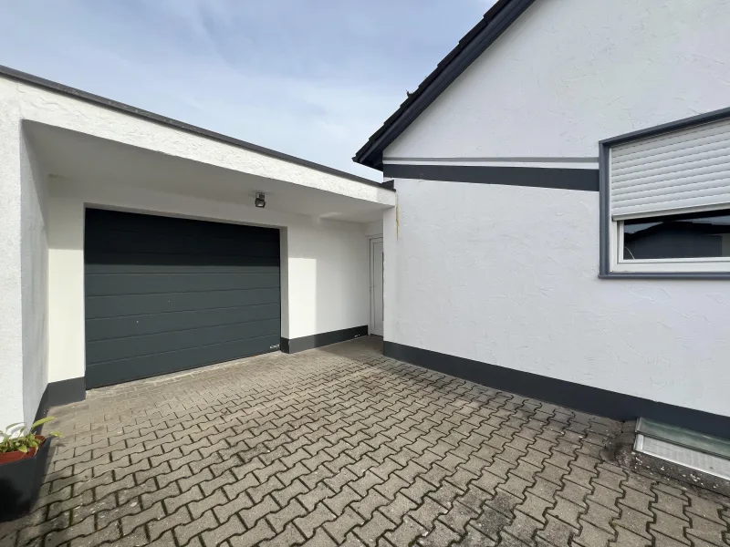 Garage mit Geräteraum